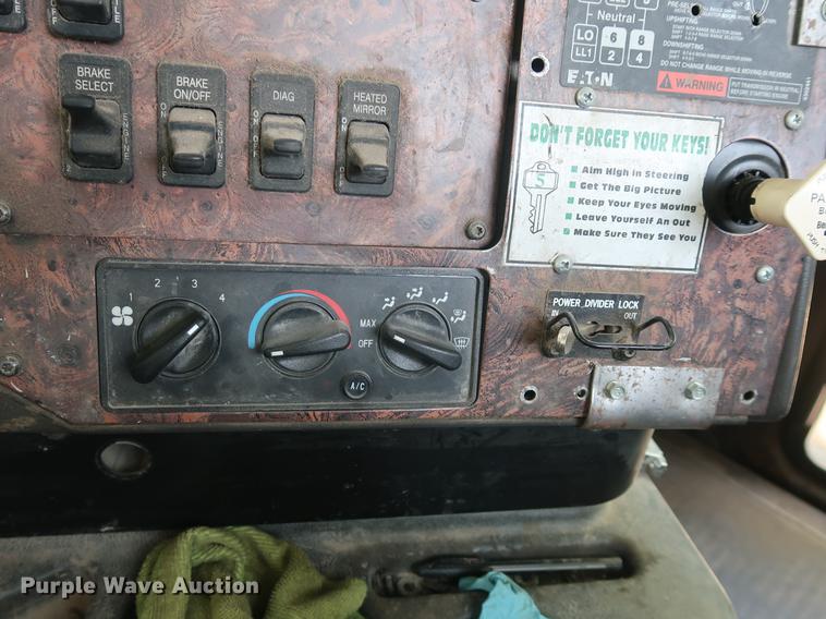 image for item DE6093 2002 Case International 5500i truck cab and chassis