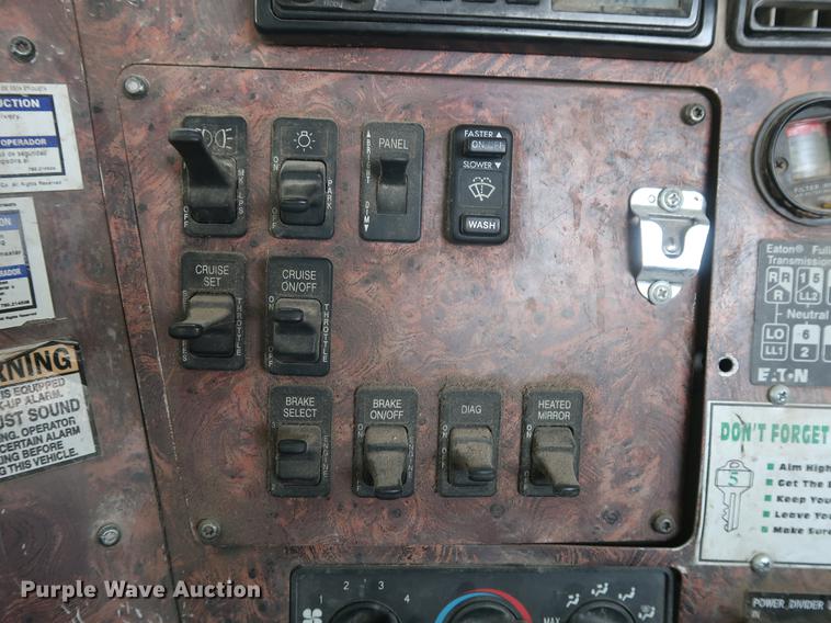 image for item DE6093 2002 Case International 5500i truck cab and chassis