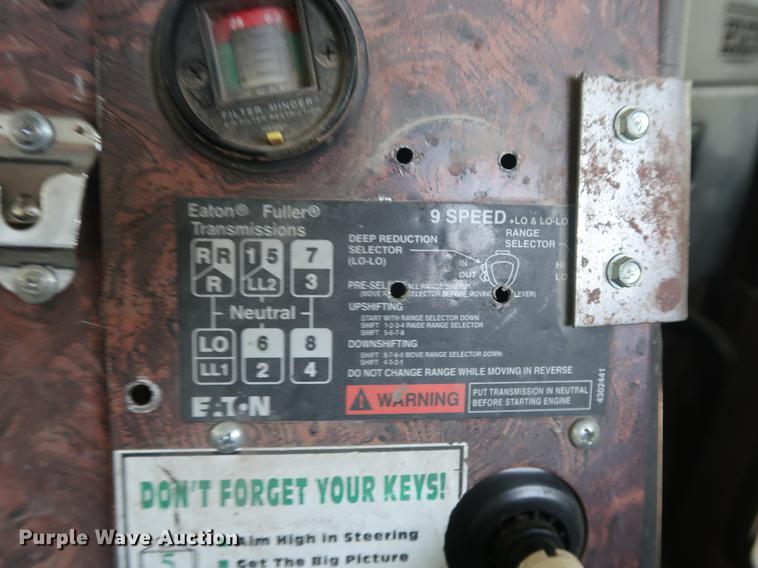 image for item DE6093 2002 Case International 5500i truck cab and chassis