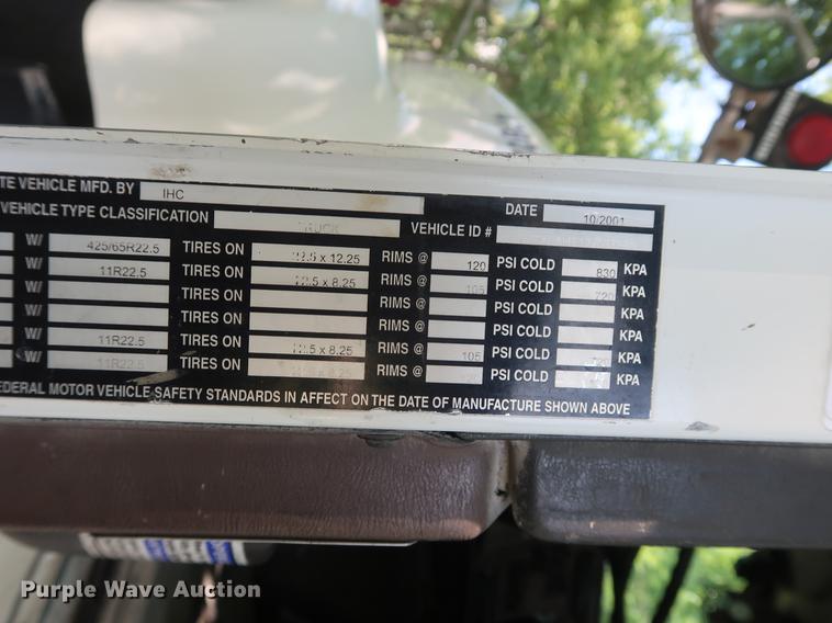 image for item DE6093 2002 Case International 5500i truck cab and chassis