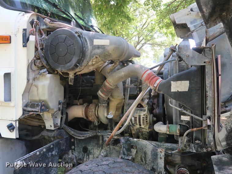 image for item DE6093 2002 Case International 5500i truck cab and chassis