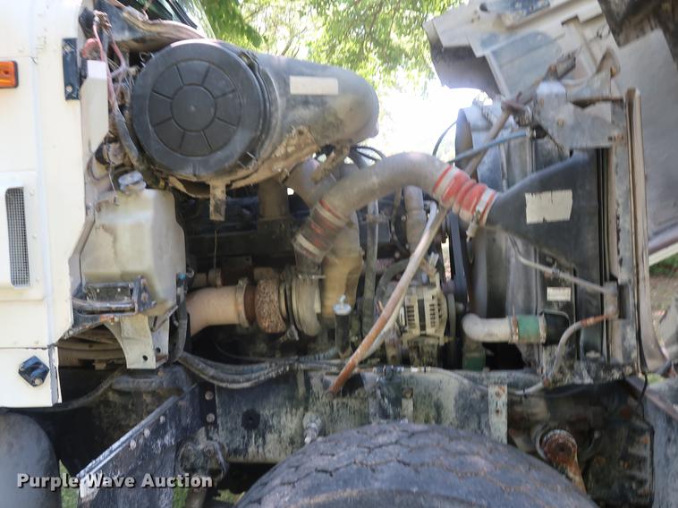 image for item DE6093 2002 Case International 5500i truck cab and chassis