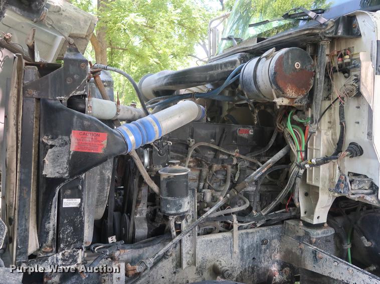 image for item DE6093 2002 Case International 5500i truck cab and chassis