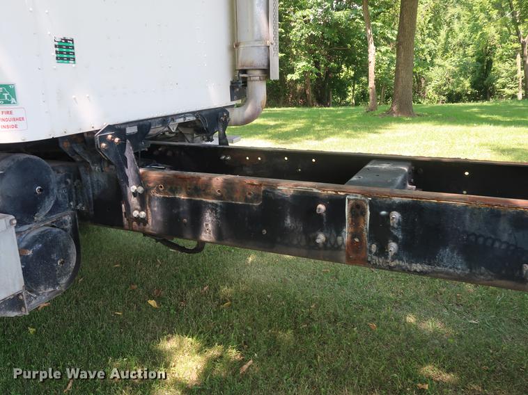 image for item DE6093 2002 Case International 5500i truck cab and chassis