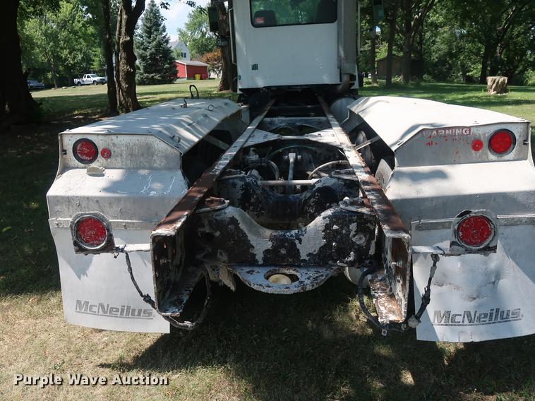 image for item DE6093 2002 Case International 5500i truck cab and chassis