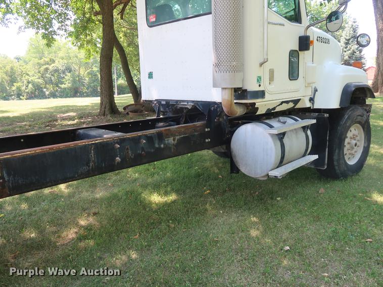 image for item DE6093 2002 Case International 5500i truck cab and chassis