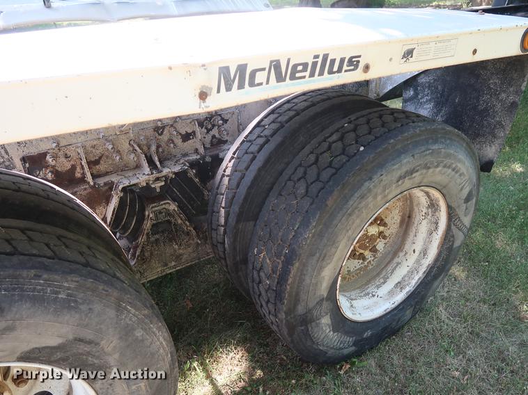 image for item DE6093 2002 Case International 5500i truck cab and chassis