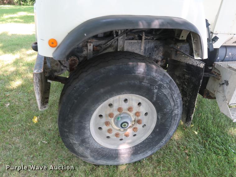 image for item DE6093 2002 Case International 5500i truck cab and chassis