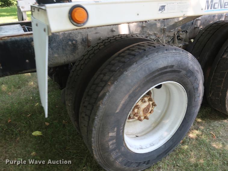 image for item DE6093 2002 Case International 5500i truck cab and chassis