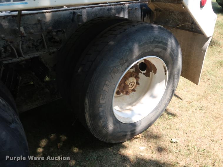 image for item DE6093 2002 Case International 5500i truck cab and chassis