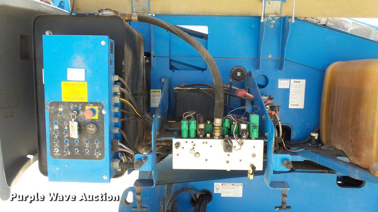 image for item DE7190 2006 Genie S60 boom lift