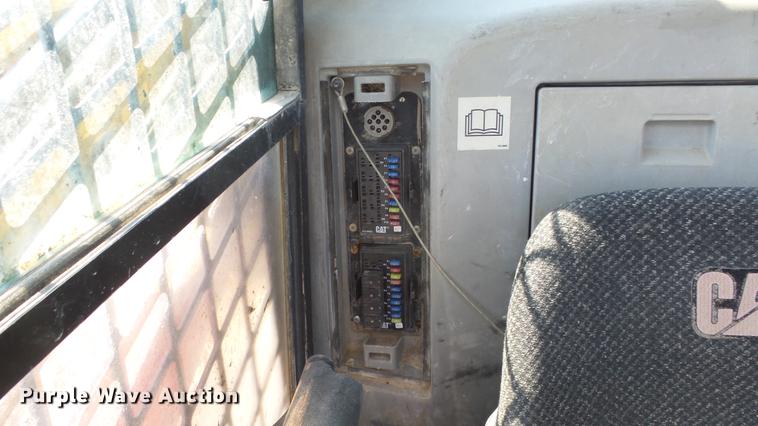 image for item DE7204 2010 Caterpillar 262C skid steer