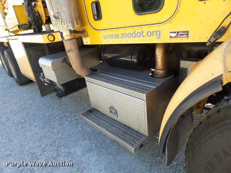 image for item DF9447 2008 Peterbilt 367 bridge inspection truck