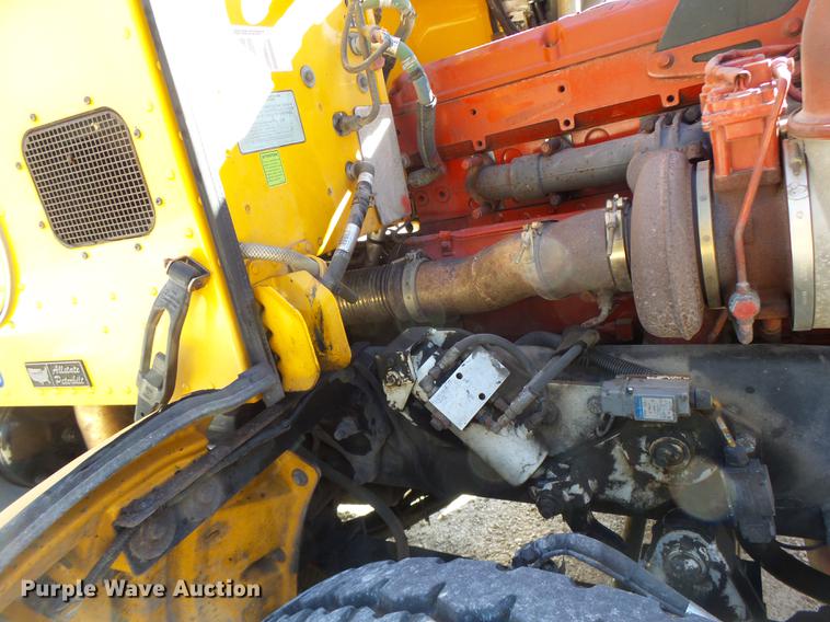 image for item DF9447 2008 Peterbilt 367 bridge inspection truck