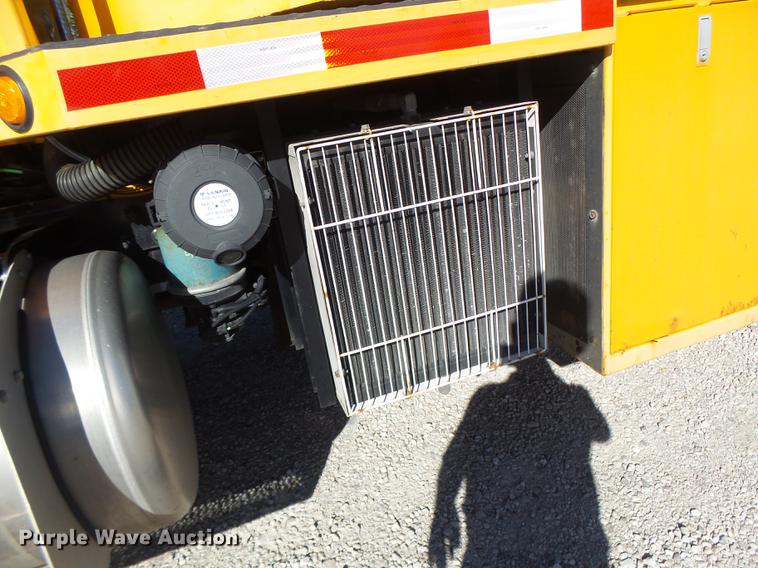 image for item DF9447 2008 Peterbilt 367 bridge inspection truck