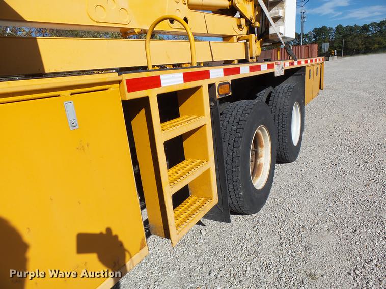 image for item DF9447 2008 Peterbilt 367 bridge inspection truck