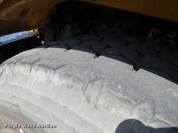 image for item DF9447 2008 Peterbilt 367 bridge inspection truck