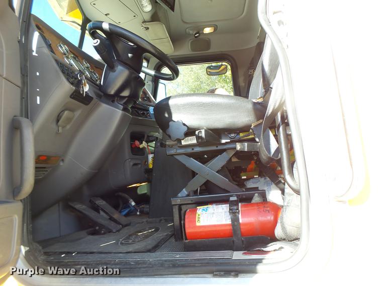 image for item DF9447 2008 Peterbilt 367 bridge inspection truck