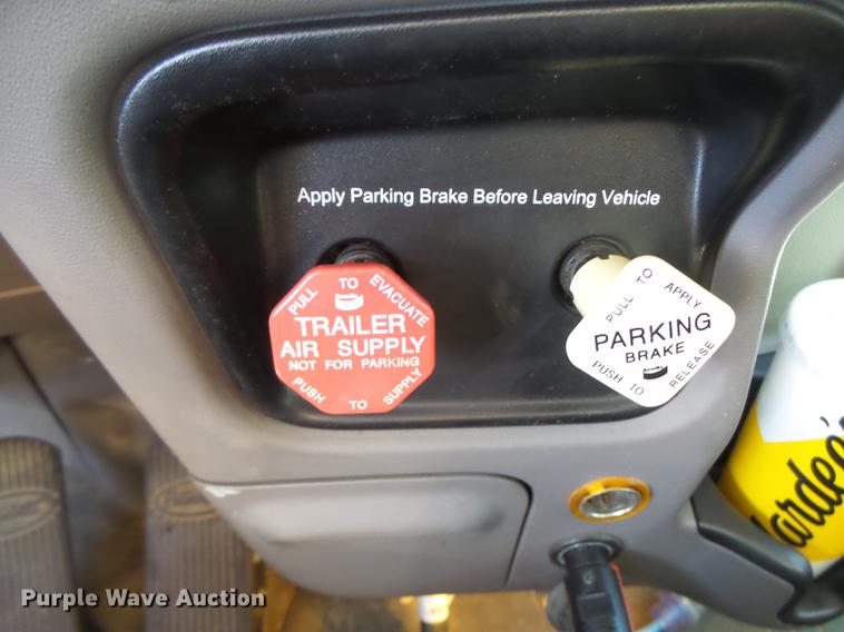 image for item DF9447 2008 Peterbilt 367 bridge inspection truck