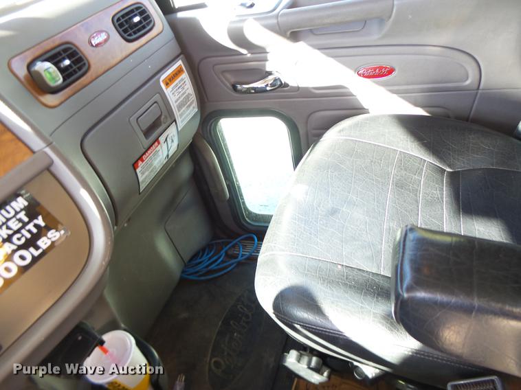 image for item DF9447 2008 Peterbilt 367 bridge inspection truck