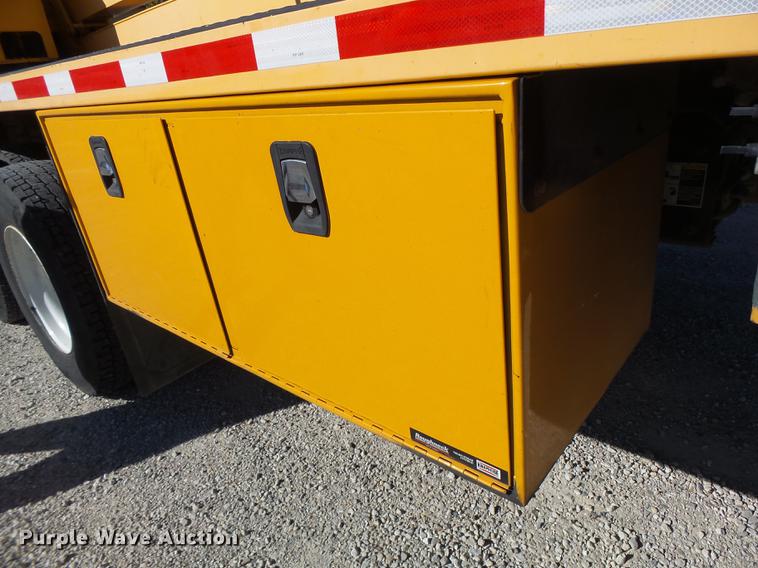 image for item DF9447 2008 Peterbilt 367 bridge inspection truck