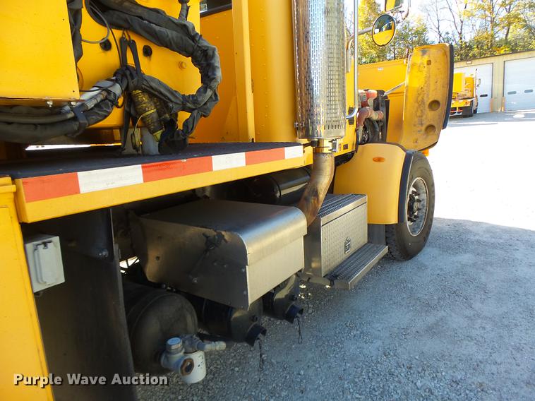 image for item DF9447 2008 Peterbilt 367 bridge inspection truck