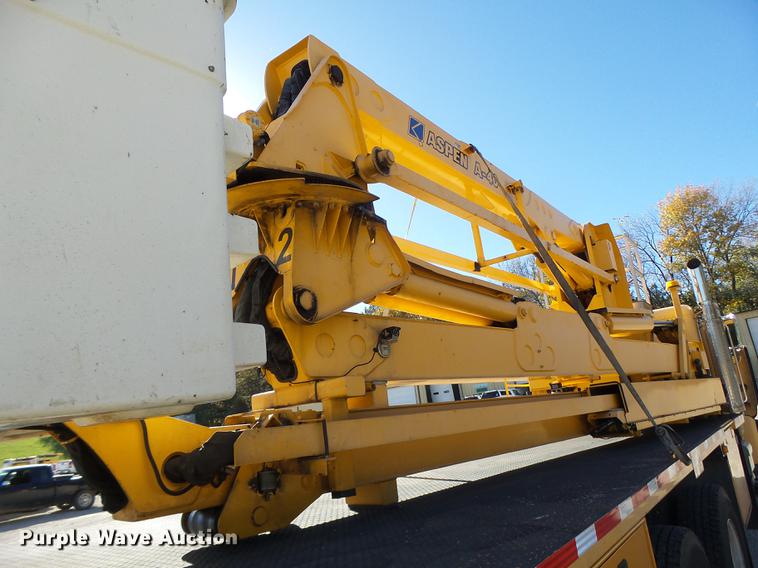 image for item DF9447 2008 Peterbilt 367 bridge inspection truck