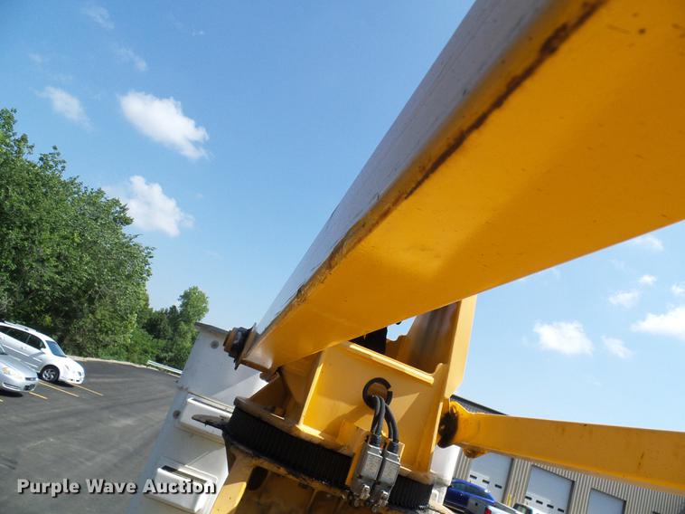 image for item DF9447 2008 Peterbilt 367 bridge inspection truck