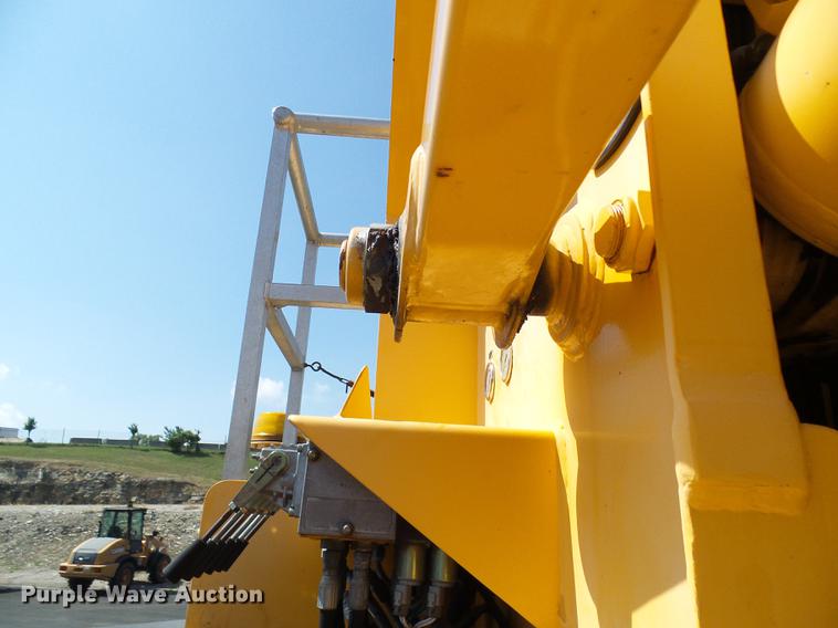 image for item DF9447 2008 Peterbilt 367 bridge inspection truck