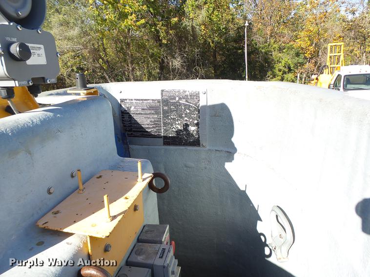 image for item DF9447 2008 Peterbilt 367 bridge inspection truck