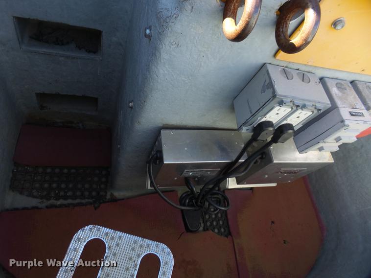 image for item DF9447 2008 Peterbilt 367 bridge inspection truck