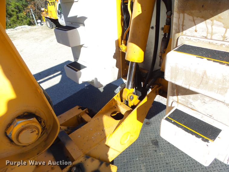 image for item DF9447 2008 Peterbilt 367 bridge inspection truck