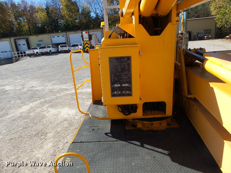 image for item DF9447 2008 Peterbilt 367 bridge inspection truck