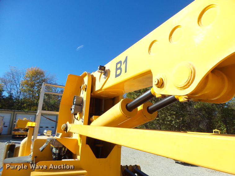 image for item DF9447 2008 Peterbilt 367 bridge inspection truck