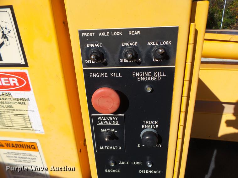 image for item DF9447 2008 Peterbilt 367 bridge inspection truck