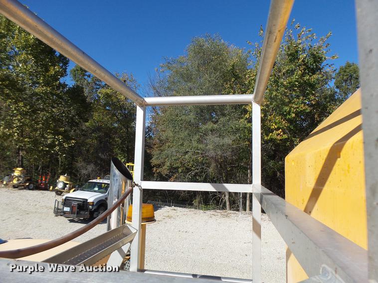 image for item DF9447 2008 Peterbilt 367 bridge inspection truck