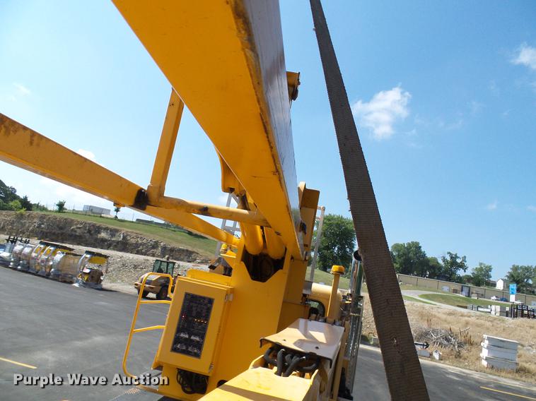 image for item DF9447 2008 Peterbilt 367 bridge inspection truck