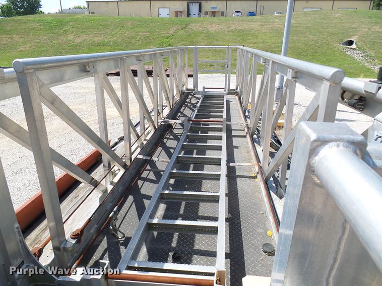 image for item DF9447 2008 Peterbilt 367 bridge inspection truck