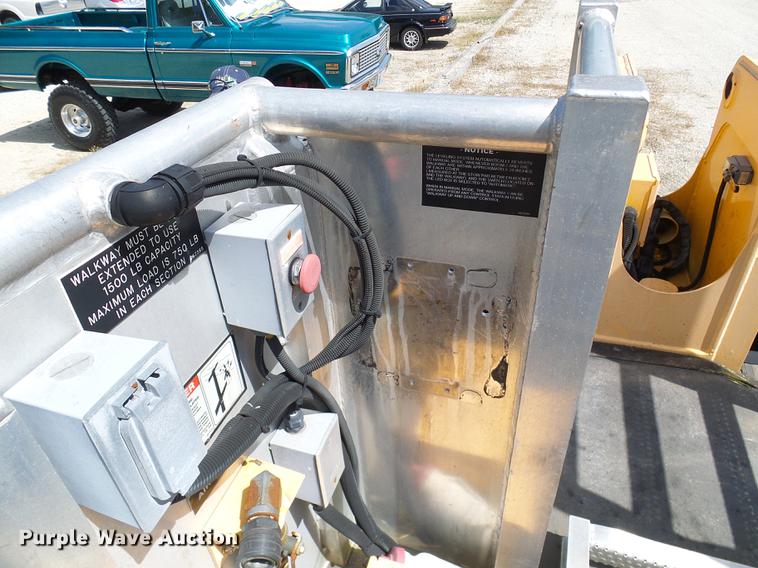 image for item DF9447 2008 Peterbilt 367 bridge inspection truck