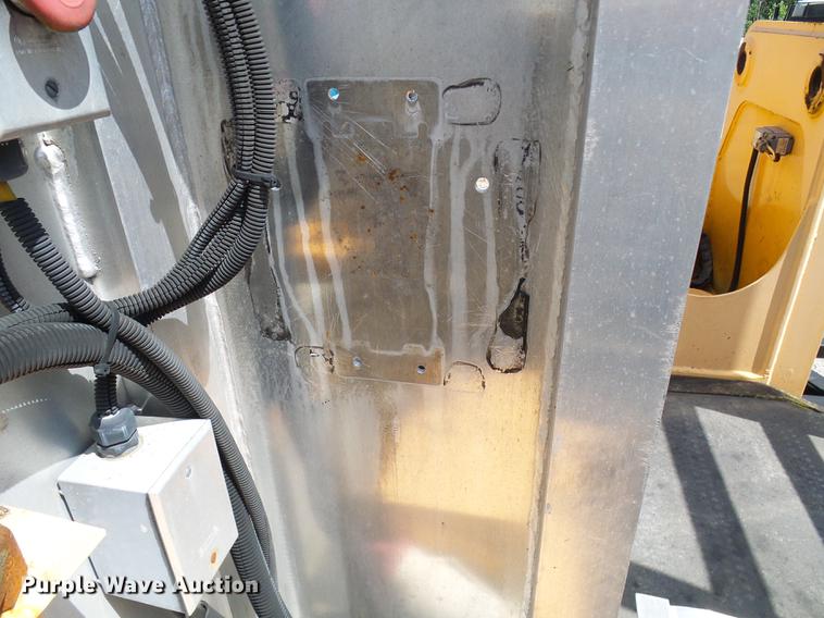 image for item DF9447 2008 Peterbilt 367 bridge inspection truck