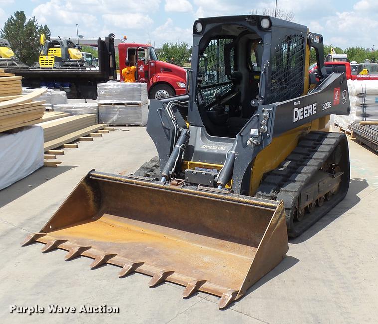 image for item DX9367 2016 John Deere 323E skid steer