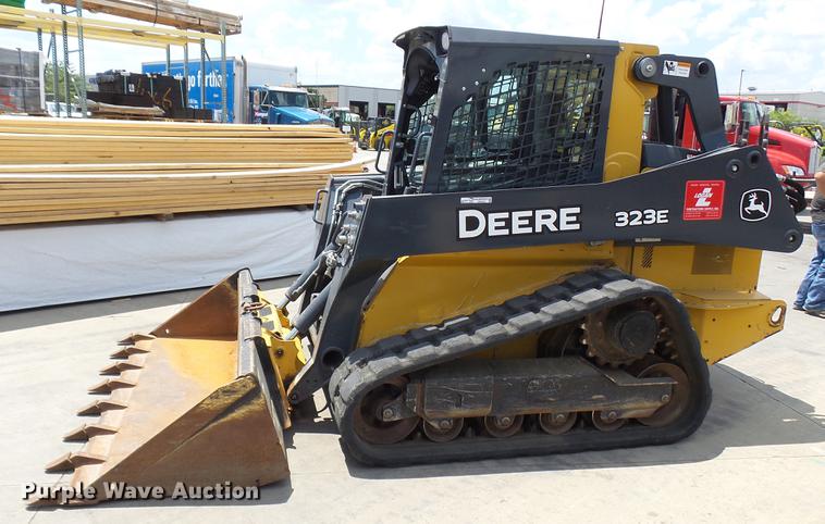 image for item DX9367 2016 John Deere 323E skid steer