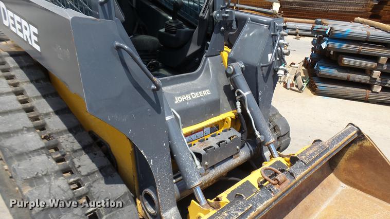 image for item DX9367 2016 John Deere 323E skid steer