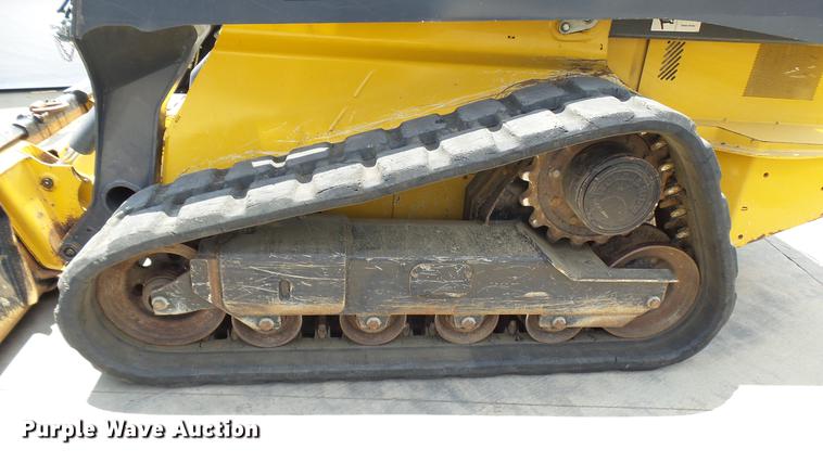 image for item DX9367 2016 John Deere 323E skid steer