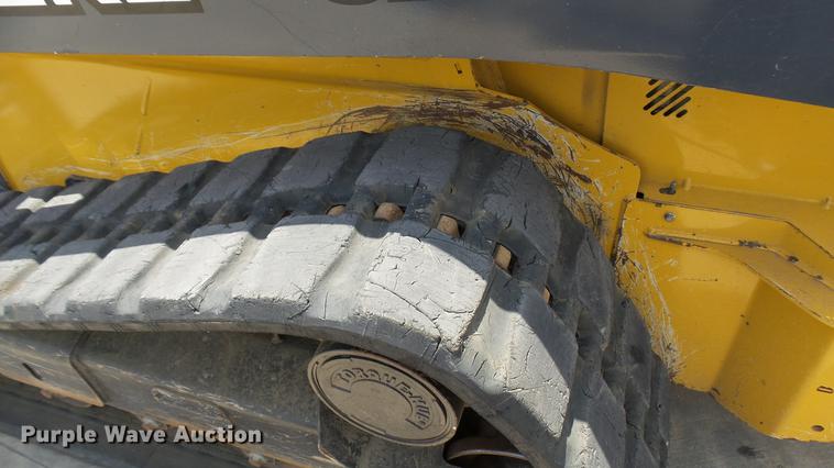 image for item DX9367 2016 John Deere 323E skid steer