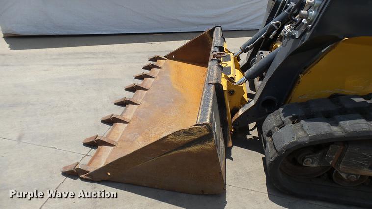 image for item DX9367 2016 John Deere 323E skid steer