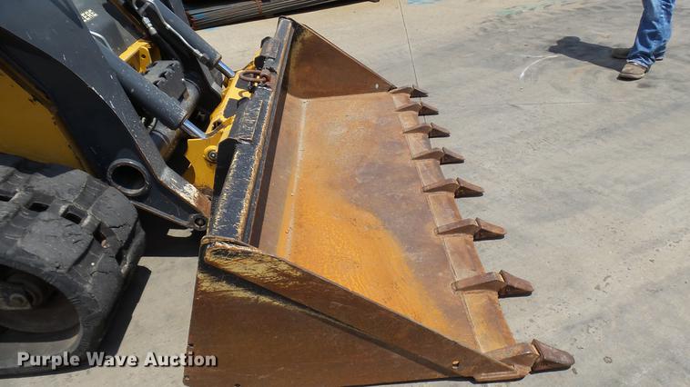 image for item DX9367 2016 John Deere 323E skid steer