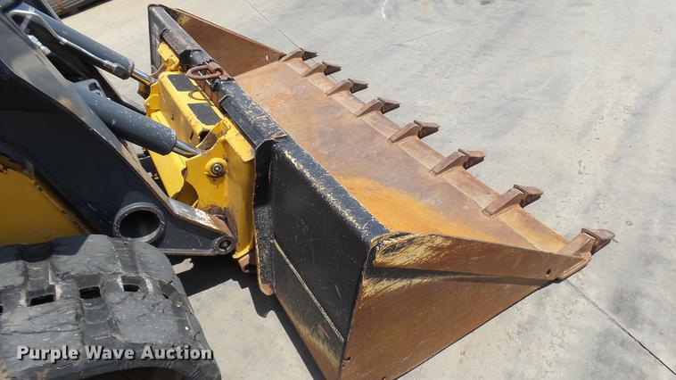 image for item DX9367 2016 John Deere 323E skid steer