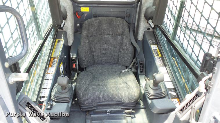 image for item DX9367 2016 John Deere 323E skid steer