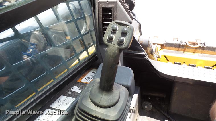 image for item DX9367 2016 John Deere 323E skid steer